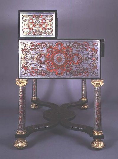 Escrivaninha decorada com marchetaria de latão estilo Boulle incrustada com carapaça de tartaruga, com suportes dourados (latão e carapaça de tartaruga) (ver também 77182) de French School