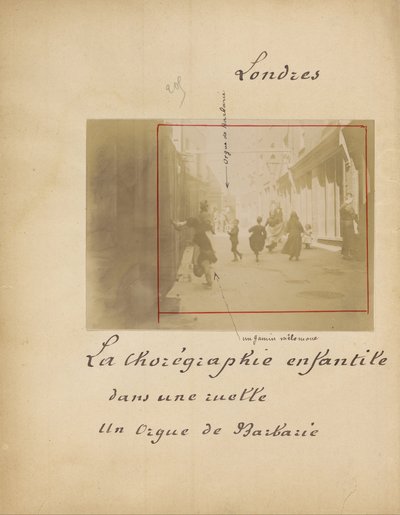 Londres. A criança coreógrafa em um beco Un Oigue Barbarie de French Unknown maker