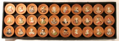 Uma coleção de trinta desenhistas como medalhões de retrato (gesso duro colorido aplicado sobre madeira moída) de Friedrich (after) Hagenauer
