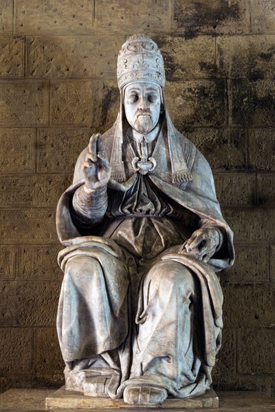 Estátua do Papa Júlio III pelo escultor Fulvio Signorini no Palácio Chigi Saracini, Siena, Província de Siena, Toscana, Itália (foto) de Fulvio Signorini