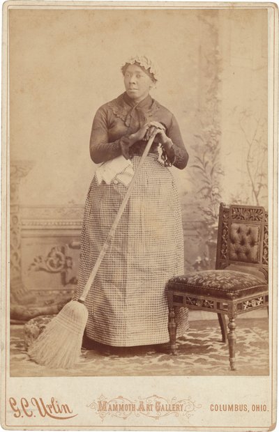 Retrato de uma mulher com uma vassoura,c. 1885 (foto) de G.C. Urlin