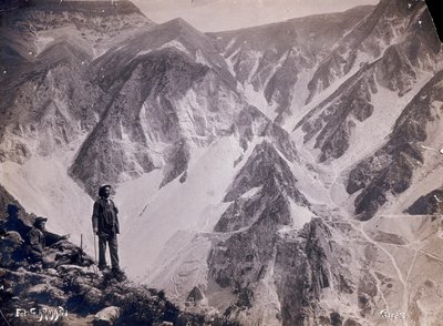 Vista dos Alpes Apuanos com as pedreiras de mármore. Alguns homens admirando a vista aparecem em primeiro plano. (foto a p/b) de G. Armani