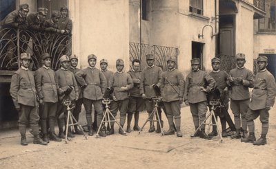 Álbum "The GM R. Army (World War I)": Soldados do 152º Regimento de Infantaria - Companhia "Trabalhadores no lançamento de bombas", com morteiros "Stokes" (foto a p/b) de G. Fagnano