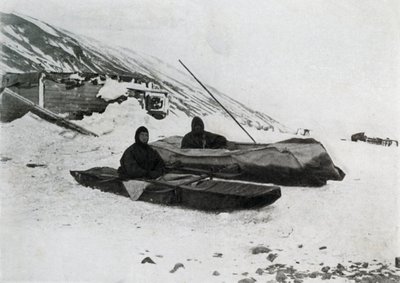 Os dois caiaques em terra, c1911, 1913 de G. Murray Levick