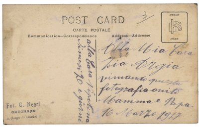 Costas de cartão postal com um soldado de infantaria, artilheiro, fardado com sua esposa e filho durante a Primeira Guerra Mundial de G. Negri