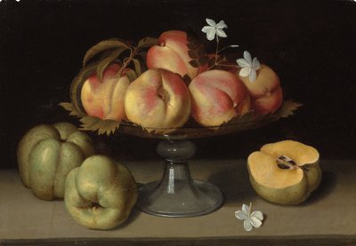 Pêssegos em uma tigela de vidro, maçãs e flores de jasmim de Galizia Fede