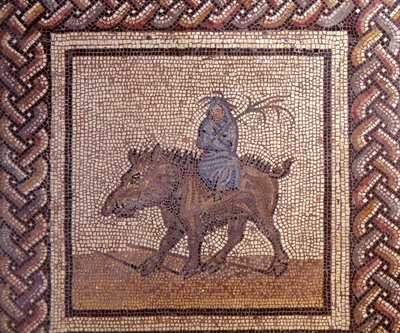 Gallo Roman Art: pavimentação em mosaico representando um calendário rústico. Alegoria dos passeios de inverno sobre um javali. Fim do século II, início do século III depois de JC. De Saint-Romain-en-Gal (Rhone). Saint Germain en Laye, Museu Nacional de Ar de Gallo Roman