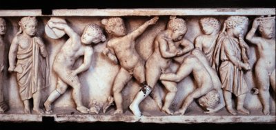 Arte Gallo Romana (galo-mínio): friso de mármore de um sarcófago representando crianças brincando. Paris, Museu do Louvre de Gallo Roman Gallo Roman