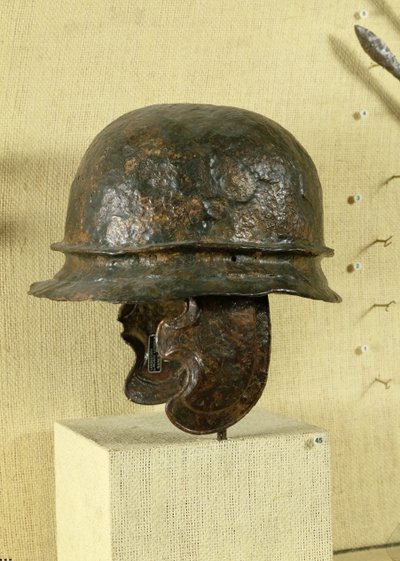 Capacete com guardas de bochecha, de Alesia, Tene III (bronze) de Gaulish