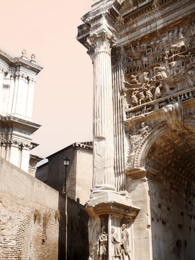 Arco Romano Antigo de Gemma Bardot