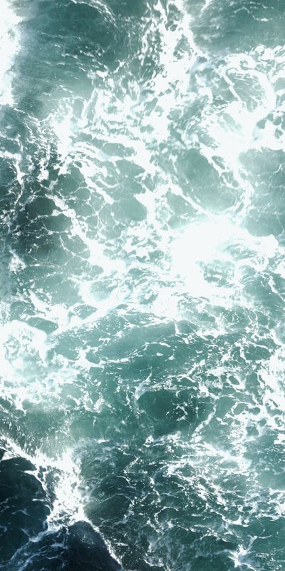 Ondas do mar espumosas de Gemma Bardot