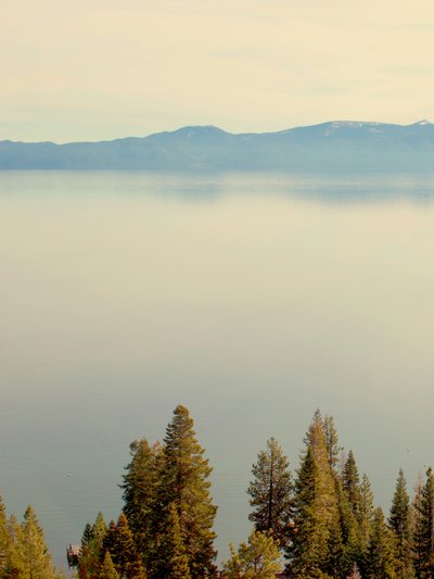 Lago sereno na montanha de Gemma Bardot