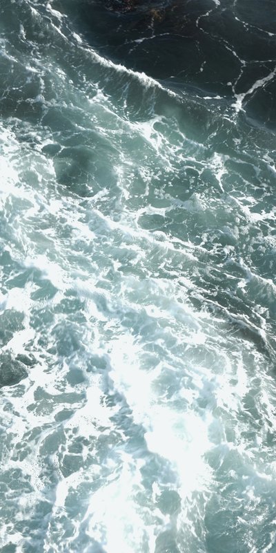 Ondas turbulentas do oceano de Gemma Bardot