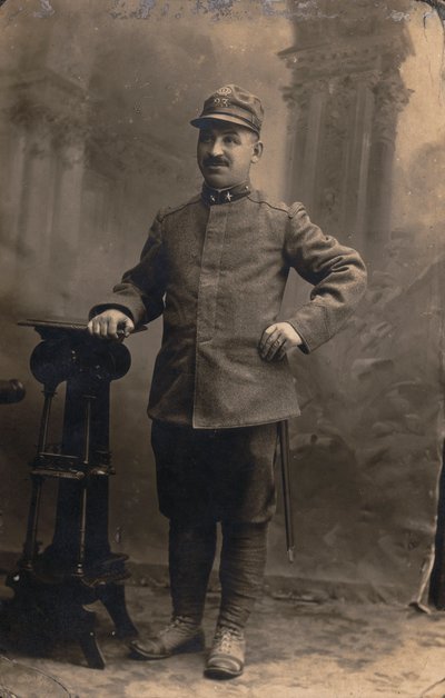 Álbum "The GM R. Army (World War I)": soldados do 23º Regimento. Milícia Territorial em uniforme por país (foto a p/b) de Gemmi Gemmi