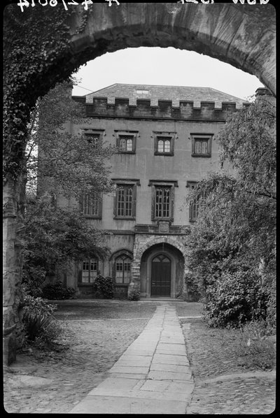 Muro com arco em frente ao nº 9, The College, County Durham, 1942. de George Bernard Wood
