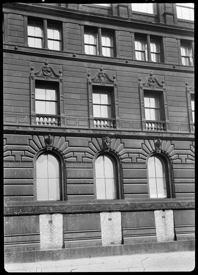 Watts Warehouse, 47 Portland Street, Manchester, 1942. de George Bernard Wood