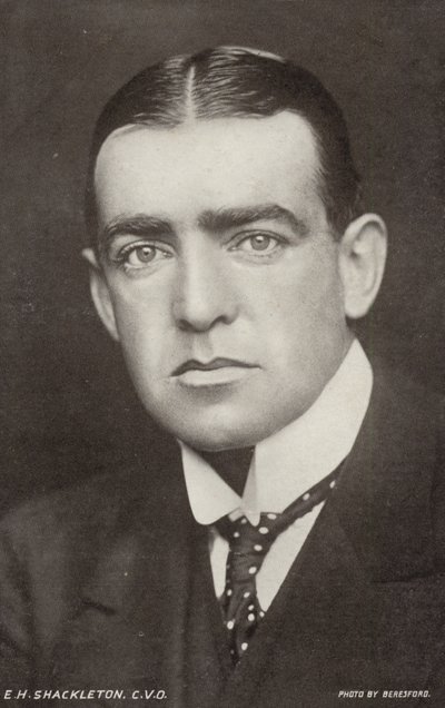 Ernest Shackleton (1874-1922), explorador antártico britânico (fotografia a preto e branco) de George Charles Beresford
