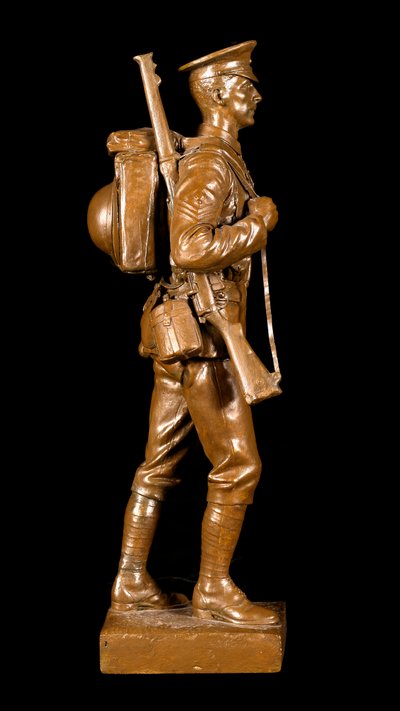 Um Sargento da Guarda Granadeiro na Ordem de Marcha, c.1920 (gesso com pátina cor de bronze) de George Edward Wade