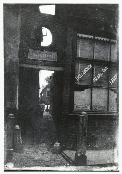 Ver através do Omvalspoort em Haarlem de George Hendrik Breitner