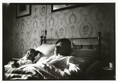 Marie Breitner e uma garota acordando na cama de George Hendrik Breitner