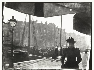Retrato de uma mulher a passear ao longo do Prinsengracht em Amesterdão de George Hendrik Breitner