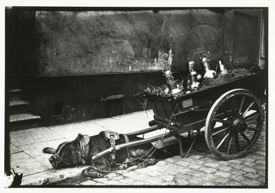 Cão de reboque em frente de um carrinho com autocarros tensos de George Hendrik Breitner