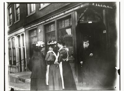 Quatro jovens na rua em frente à sala de degustação Koggink na Runstraat em Amsterdã de George Hendrik Breitner