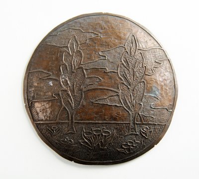 Placa convexa com árvores, nuvens e flores (metal) de George James Frampton