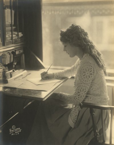 Mary Pickford a escrever numa secretária, c.1918 (foto a p/b) de Bartolome Esteban and studio Murillo