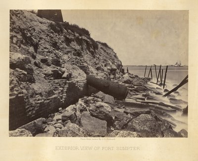 Vista exterior do Forte Sumpter de George N. Barnard