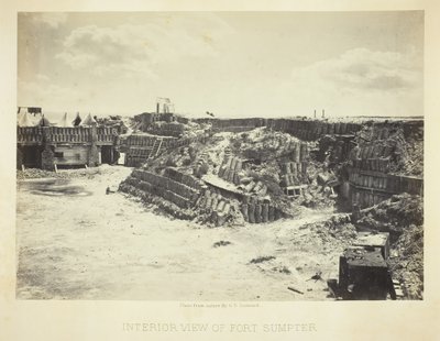 Vista interior do Forte Sumpter, 1866. de George N. Barnard