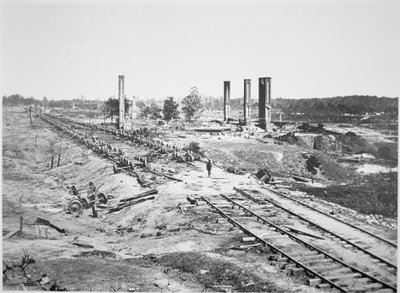Ruínas do trem de munição de 28 vagões da Hood e do Scofield Rolling Mill, perto de Atlanta, Geórgia, setembro de 1864 (foto a p/b) de George N. Barnard