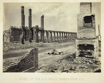 Ruínas do R.R. Depot Charleston, S.C., 1865. de George N. Barnard