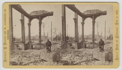Estereografia de um homem resfriando um cofre entre as ruínas após o incêndio de Chicago de 1871, 1871 (foto bw no cartão de montagem) de George N. Barnard