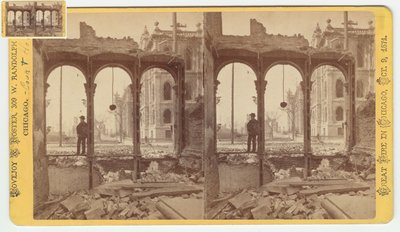 Estereografia do tribunal visto através das ruínas do lado leste da Clark Street depois do incêndio de Chicago de 1871, 1871 (foto do bw na montagem do cartão) de George N. Barnard