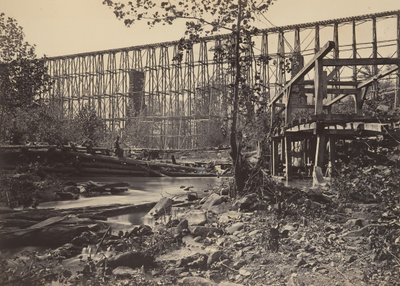 Ponte de cavalete em Whiteside, década de 1860. de George N. Barnard