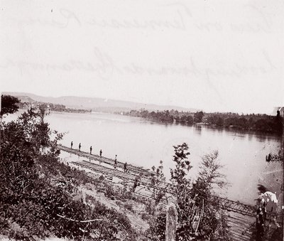 Vista no Rio Tennessee olhando para Chattanooga, ca. 1864. de George N. Barnard