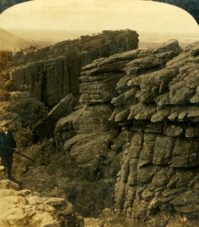 The Edge of Wonderland, Grampians, Victoria, Austrália ..., 1908. de George Rose