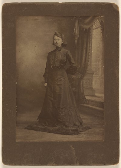 [Retrato de uma jovem mulher de vestido preto comprido, de pé] de George W. Killian