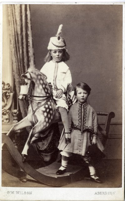 Menina jovem, com, chapéu, ligado, cavalo balanço, com, outro, menina, ficar, 1860s, (albumen, impressão) de George Washington Wilson
