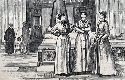 Três mulheres com casacos compridos, num museu. de George du Maurier