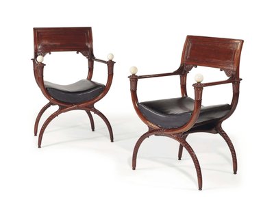 Par de poltronas curule do final da era Luís XVI, antes de 1792 (mogno com couro e marfim) de Georges (attr. to) Jacob