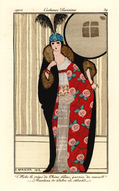 Mulher em vestido branco crepe de chine, capa de lontra e pele de gambá forrada com padrão floral, capa de crânio com plumas. Robe de crepe de chine blanc garnie de renard, manteau de loutre e skunks. Póneis de cor de mão (stencil) gravados após uma ilustr de Georges Barbier
