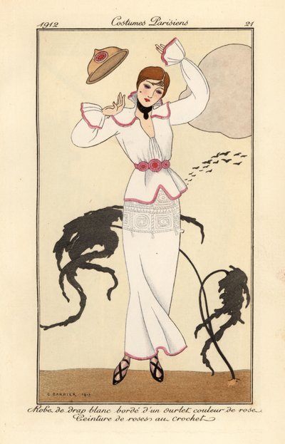 Mulher de vestido de lã branca com guarnição rosa, cinto de rosas de crochê, perdendo o chapéu ao vento. Robe de drap blanc borde d