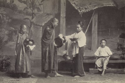 Birmânia: O Pongyi com sua tigela de mendicância (foto p/b) de Georges Bertin Scott