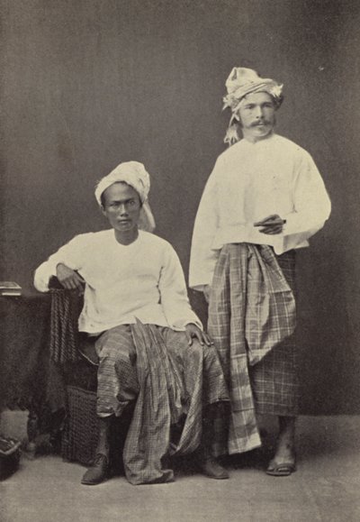 Birmânia: O autor em vestido birmanês (1878) com um camarada de futebol (foto a p/b) de Georges Bertin Scott