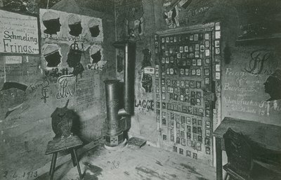 Uma sala com paredes cobertas de graffitis que fazem referência a figuras contemporâneas importantes como Bussche e Waldow. Cartão postal enviado em 1913. de German Photographer