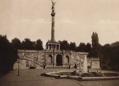 Munchen / Munique: Monumento à paz com terraço (fotografia a preto e branco) de German Photographer