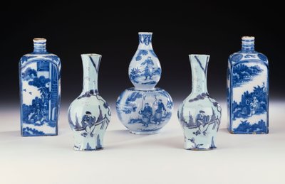 Uma seleção de cerâmica azul e branca de Frankfurt em estilo chinês, incluindo dois frascos de álcool azul e branco de Frankfurt, um par de vasos octogonais Yan Yan de Frankfurt e um vaso de cabaça dupla azul e branco de Frankfurt, c.1700-10 (cerâmica ) de German School