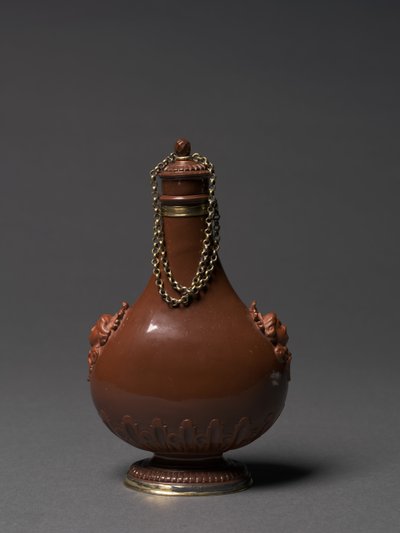 Garrafa, fabricante Meissen Porcelain Factory, Alemanha, c.1715 (grés vermelho polido, montagens em prata dourada) de German School
